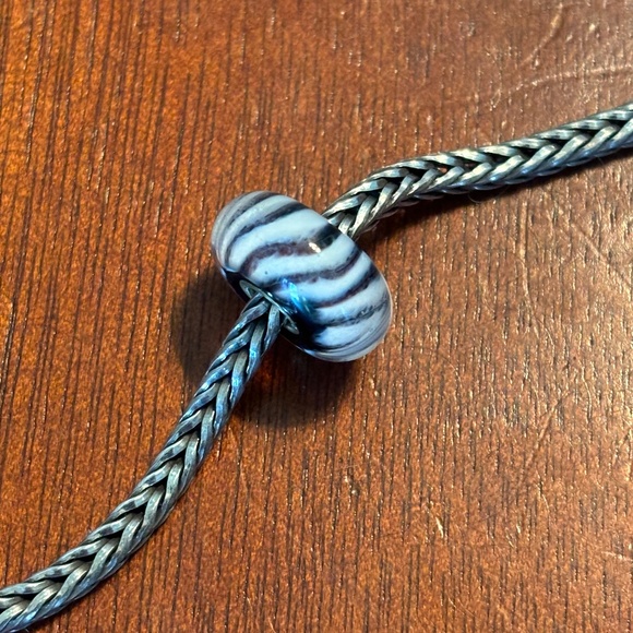 Trollbeads Gray Wolf bead - Picture 1 of 3